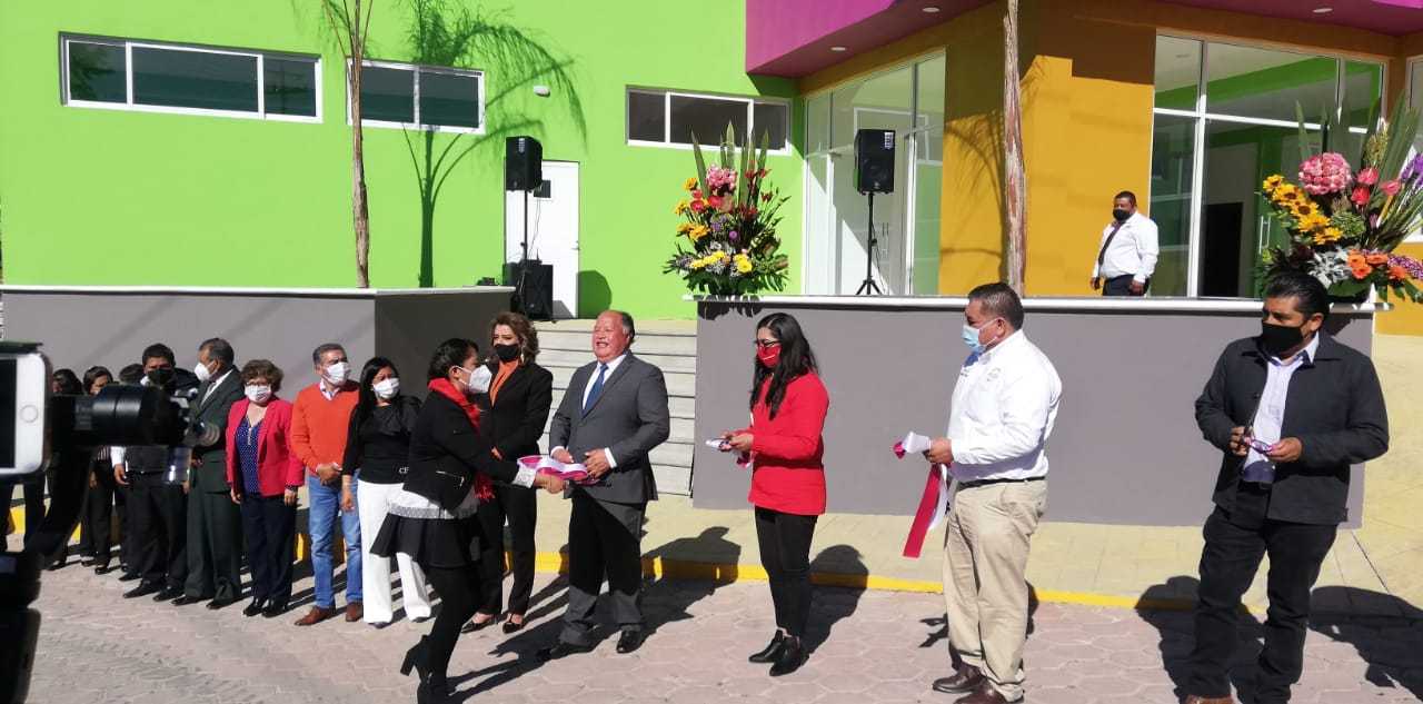 Macias González entrega nuevo edificio del DIF en Atlangatepec