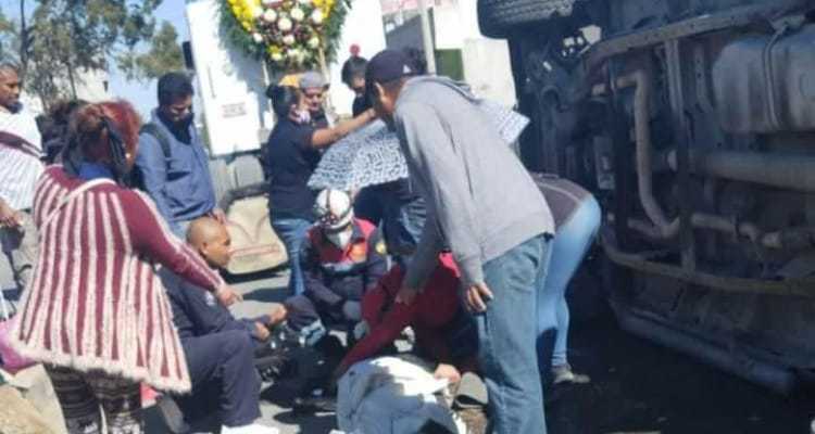 Camioneta embiste cortejo fúnebre en Tlaxcala, hay ocho lesionados