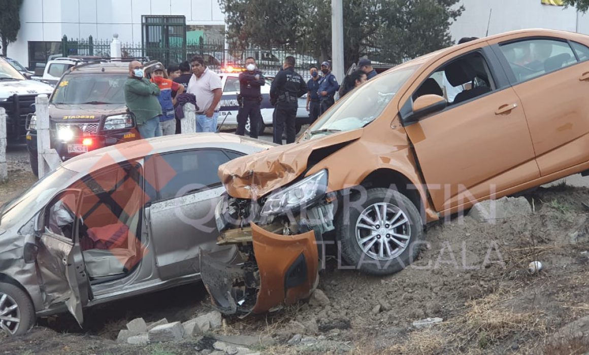 Joven provoca aparatoso accidente en Ixtacuixtla