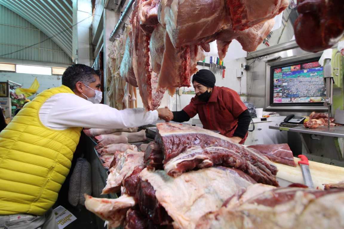 Con gran aceptación camina Juan Bernardo en mercado de Apizaco