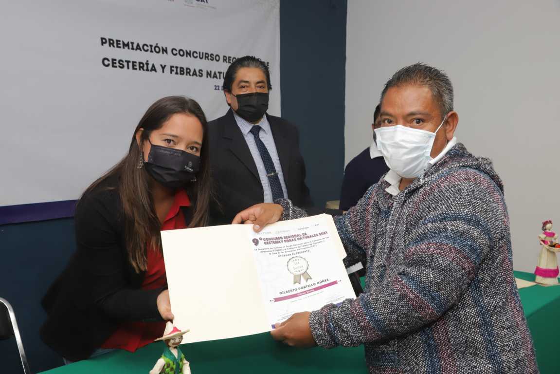 Premió casa de artesanías a los ganadores del concurso regional de cestería y fibras naturales