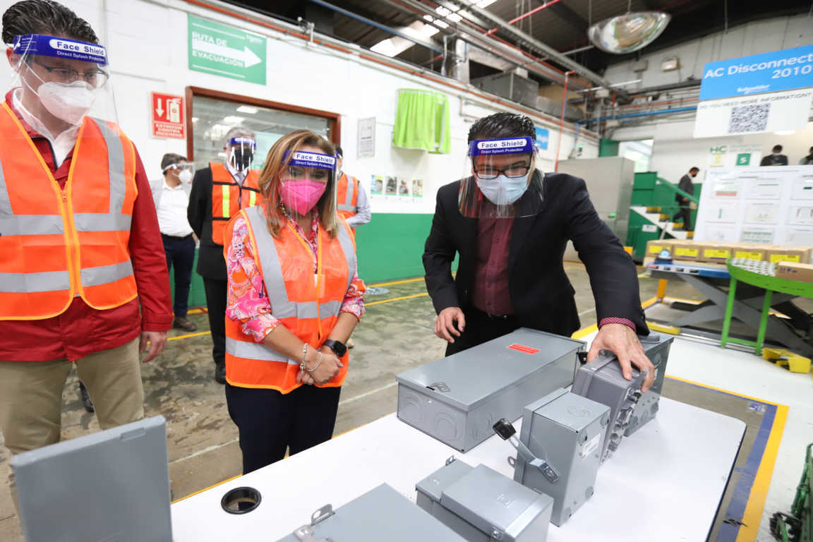 Visita Gobernadora Lorena Cuéllar la empresa Schneider Electric ubicada en Acuamanala