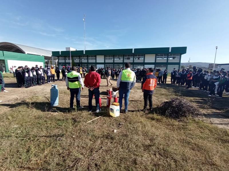 Capacita CEPC a docentes y alumnos del CECYTE sobre uso y manejo de extintores